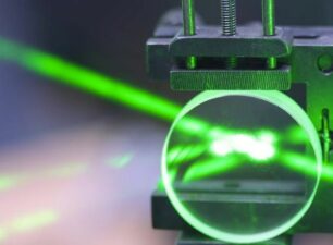Hàng ‘siêu rẻ’ Trung Quốc vô hiệu hóa vũ khí laser tỉ USD của Mỹ?