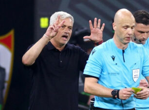 UEFA ra án phạt với HLV Jose Mourinho