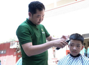 Chủ nhân “tiệm cắt tóc không lời” cắt tóc cho trẻ em có hoàn cảnh đặc biệt nhân ngày 01/06