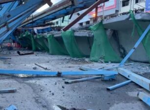 Khoảnh khắc dầm cầu vượt tại Bangkok đổ sập xuống tuyến phố đông đúc