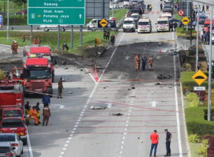 Khoảnh khắc máy bay lao xuống đường tại Malaysia khiến 10 người chết