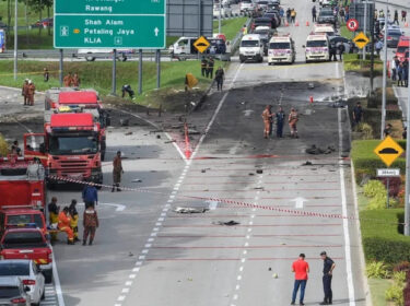 Khoảnh khắc máy bay lao xuống đường tại Malaysia khiến 10 người chết
