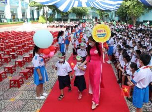 Hà Nội cấm các trường bắt học sinh mua đồng phục mới