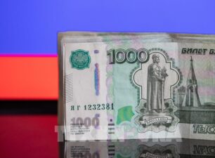 Đồng ruble vượt ngưỡng 96 ruble/USD