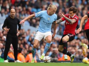 Derby Manchester MU vs Man City: Gieo xúc xắc, gặt số phận