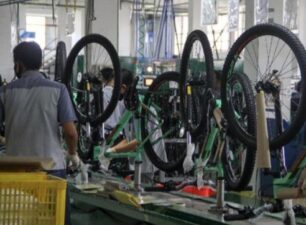 Indonesia tăng thuế nhập khẩu đối với xe đạp, đồng hồ và mỹ phẩm