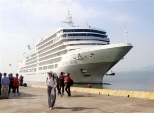 Hai tàu du lịch quốc tế đưa khách đến tham quan thành phố Hạ Long