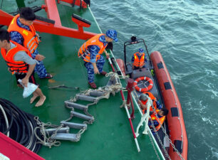 Tàu Cảnh sát biển vượt sóng lớn đưa 14 ngư dân bị nạn vào đất liền an toàn