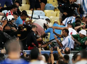 Toàn cảnh vụ CĐV đánh nhau trên khán đài, khiến trận Brazil vs Argentina bị hoãn gần 30 phút