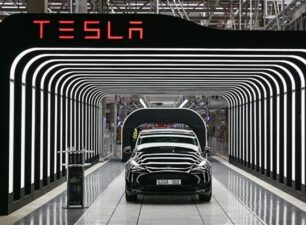 Tesla “mất” 130 tỷ USD vốn hóa vì xe điện