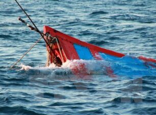 Một tàu nước ngoài vớt được 14 thuyền viên gặp nạn ở vùng biển Bình Thuận