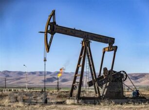 Giá dầu giảm hơn 4%, xuống mức thấp nhất kể từ cuối tháng 7