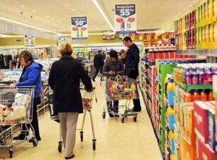 Doanh thu hàng hóa tại siêu thị giảm trước thềm Giáng Sinh