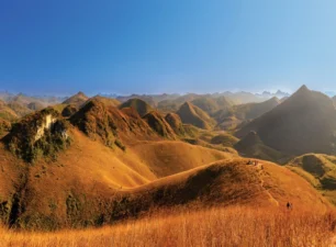 Đồi cỏ cháy Ba Quáng – Điểm du lịch mới nổi ưa thích của các tín đồ mê xê dịch