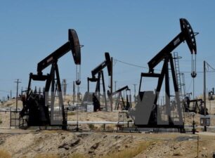 Giá dầu thế giới chạm mức thấp nhất trong 6 tháng