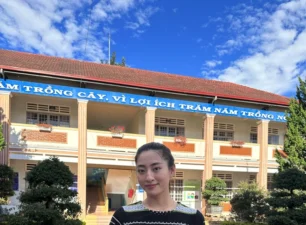 Hoa hậu Lương Thùy Linh “ghi điểm” với trang phục K’ho trong chuyến từ thiện vùng cao