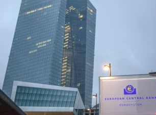 ECB hạ dự báo tăng trưởng kinh tế của Eurozone trong năm 2023 và 2024