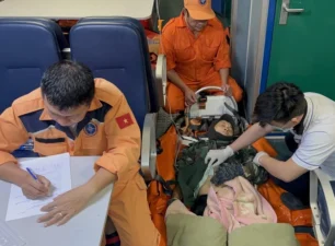 Kịp thời đưa hai bệnh nhân nguy kịch từ đảo Cù Lao Chàm vào bờ cấp cứu