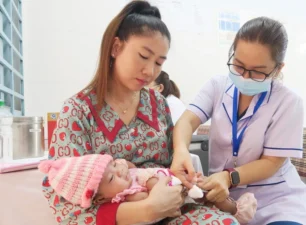 Khan hiếm vaccine tiêm chủng mở rộng, TP Hồ Chí Minh vẫn mòn mỏi chờ cung ứng