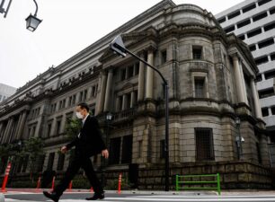 BoJ bán ròng cổ phiếu lần đầu tiên kể từ năm 2010