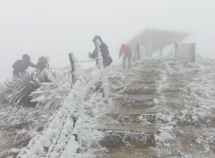 Nhiệt độ giảm xuống rất thấp, băng giá xuất hiện trên cao nguyên đá Đồng Văn