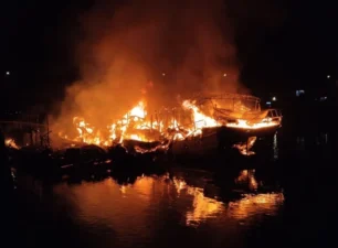 Ba tàu gỗ cháy rụi khi neo đậu trên sông Ka Long nghi do chập điện