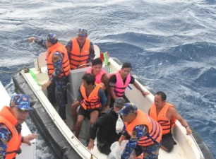 Tàu Hải quân cứu kịp thời 5 ngư dân Bình Định gặp nạn