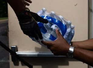 Nghiên cứu: Nước đóng chai chứa hạt vi nhựa, nhưng không nguy hiểm tới sức khỏe