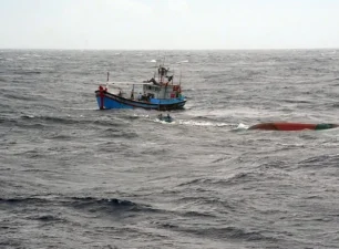 Tìm kiếm 3 thuyền viên nước ngoài mất tích trên vùng biển Côn Đảo