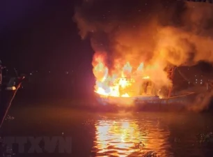 Quảng Ngãi: Hỏa hoạn trong đêm làm cháy hai tàu cá của ngư dân