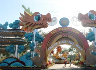 Hấp dẫn linh vật rồng ‘Tọa sơn hướng hải’ ở Phú Yên