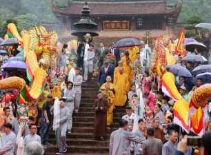 Ngày khai hội, chùa Hương đón 30.000 lượt khách