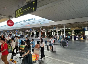 Sân bay Tân Sơn Nhất đón hơn 141.200 khách trong ngày làm việc đầu năm mới
