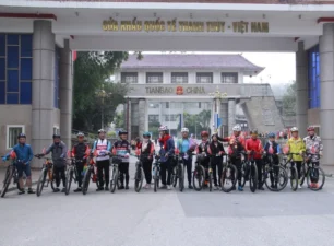 Khách du lịch Việt Nam-Trung Quốc đã có thể đạp xe qua cửa khẩu Thanh Thủy