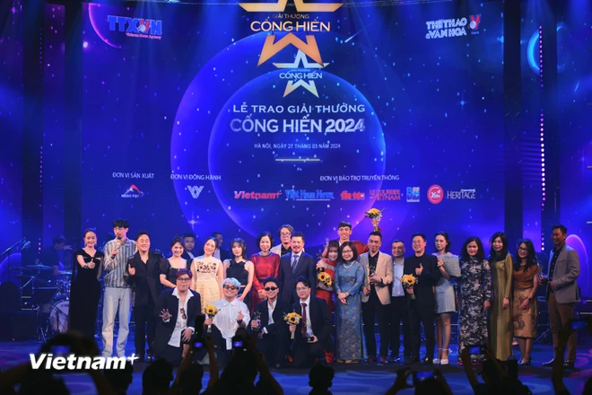 Ban lãnh đạo TTXVN cùng các đại biểu và các nghệ sĩ nhận Giải thưởng Cống hiến 2024.