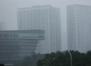 Không khí Hà Nội ô nhiễm nặng trong ngày sương mù dày đặc