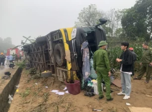 Quảng Trị: Lật xe khách ở huyện Vĩnh Linh, 13 người bị thương
