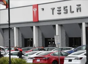 Giới phân tích hạ triển vọng của Tesla trong bối cảnh cạnh tranh tăng