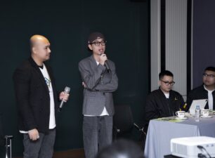Double2T (bên phải) và anh Nguyễn Thành Trung (bên trái), người sáng lập tổ chức Từ Thiện Thật tại buổi họp báo ra mắt dự án 