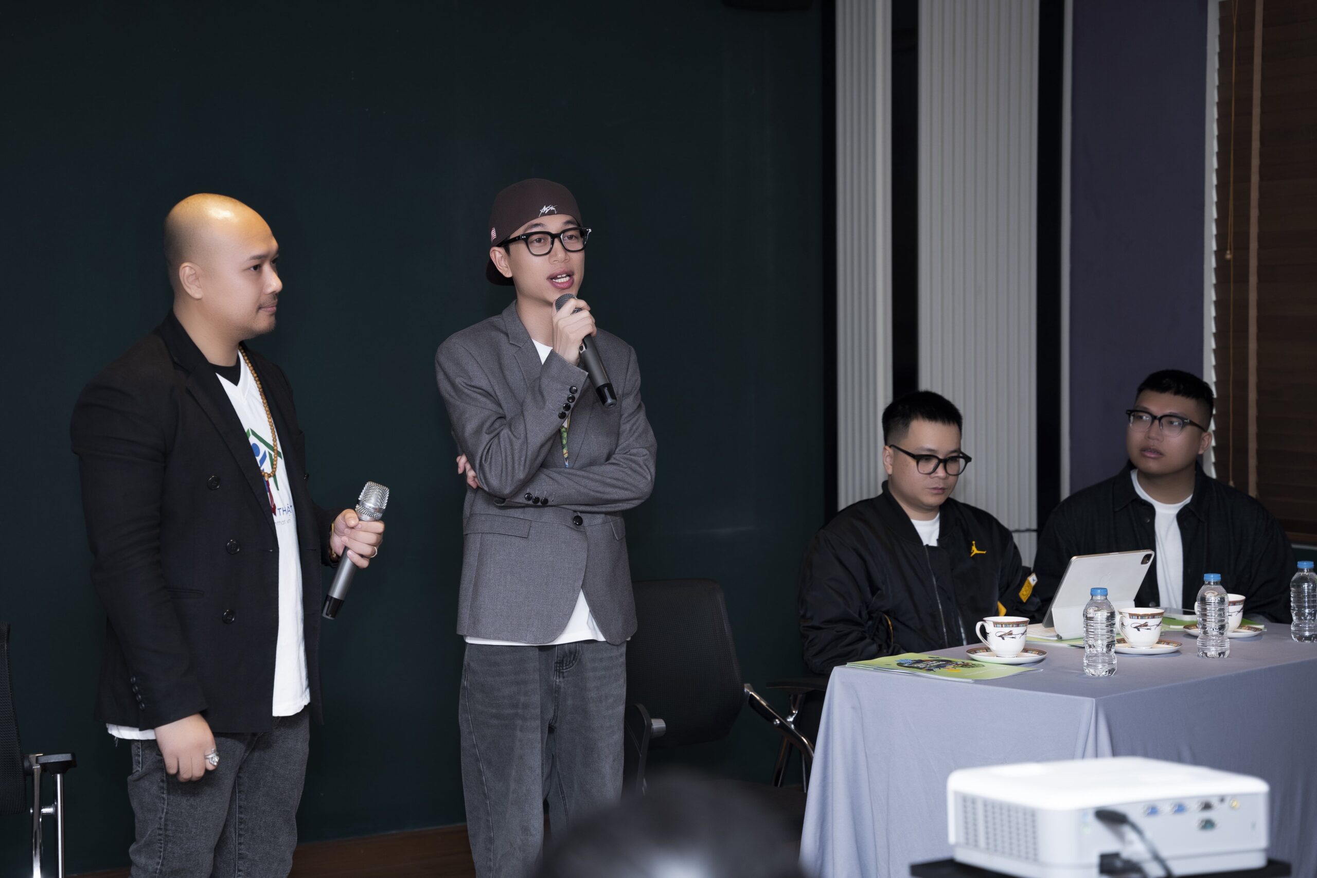 Double2T (bên phải) và anh Nguyễn Thành Trung (bên trái), người sáng lập tổ chức Từ Thiện Thật tại buổi họp báo ra mắt dự án "Đánh Cắp Mặt Trời".