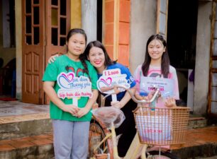Nhà báo Trần Toản mang cơ hội đến trường cho các em nhỏ mồ côi