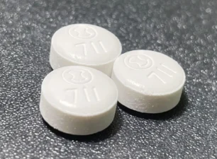 Nhật Bản dự kiến tiêu hủy 77% số thuốc dự trữ điều trị COVID-19