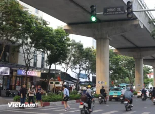 Đèn tín hiệu, cầu vượt bộ hành có giúp người dân sang đường an toàn?
